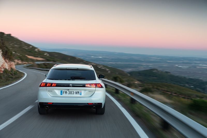 Der immerhin ab 42.100 Euro teure Hybrid glänzt mit nur 1,5 Liter Benzin auf 100 Kilometer. (Peugeot)