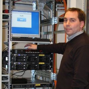 Projektleiter Ulf Farger an den beiden Dell-Servern, auf denen Stratus Avance implementiert wurde.