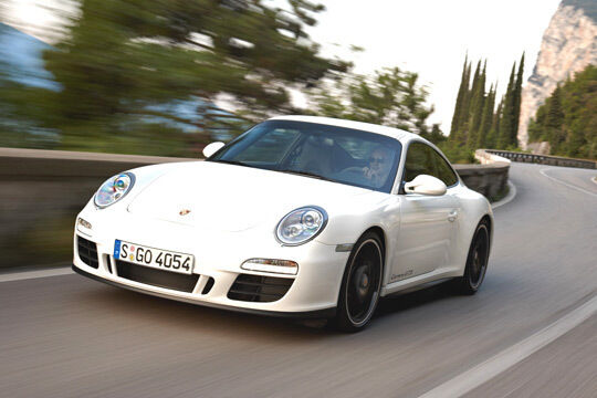 Eindrucksvolle Leistungsdaten: 3,8-Liter-Sechszylinder mit 300 kW/408 PS, Spitze 304 km/h, in 4,2 Sekunden von 0 auf 100 km/h. (Porsche)