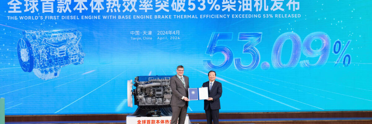 Weichai Power hat seinen neuen effizienten Dieselmotor in Tianjin vorgestellt. Links: Helge Knobbe, Director Industry Service TüV Süd Greater China, und Tan Xuguang, Vorsitzender von Weichai Power. (Bild: Weichai Power Co.,Ltd.)