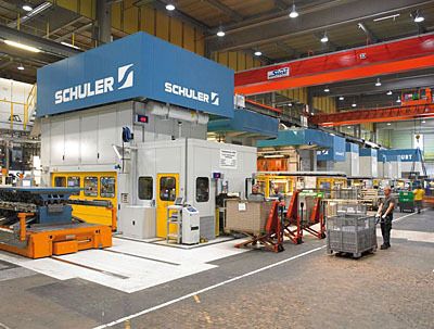 Bild 18: 800 t Plattformpressenanlage zur Herstellung von Herden und Kochfeldern. (Archiv: Vogel Business Media)