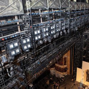 Hinter den Kulissen: Fünf vertikal verfahrbare Beleuchterbrücken mit mehrteiligen Beleuchtergestellen leuchten die Hauptbühne aus. 