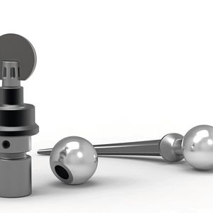 Durch den Einsatz eines Spanndorns mit Hydrodehnspanntechnik werden Werkstücke, hier am Beispiel einer künstlichen Hüftgelenkskugel, hochgenau gespannt. Eine Grundvoraussetzung dafür, dass diese sensiblen Teile präzise und mit optmialer Oberfläche herstellbar sind.