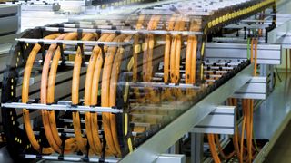 Wichtig ist, das System Energieführung als Ganzes zu betrachten und die einzelnen Komponenten genau aufeinander abzustimmen. Dabei sind ausführliche Tests in der Entwicklung hochdynamischer Leitungen unverzichtbar. (Bilder: Lapp Gruppe)