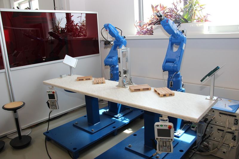 „Gut ausgebildetes und geschultes Personal ist das A und O im Service. Aufgrund der großen Produktvielfalt, der unterschiedlichen Industrien und Applikationen in denen Yaskawa-Roboter tätig sind, entwickelt sich die Ausbildung in unserem Hause seit einiger Zeit bereits von den Allround-Technikern zu Spezialisten für unterschiedliche Bereiche“, beschreibt Burscheid die Funktion der Academy. (Bild: Sonnenberg)
