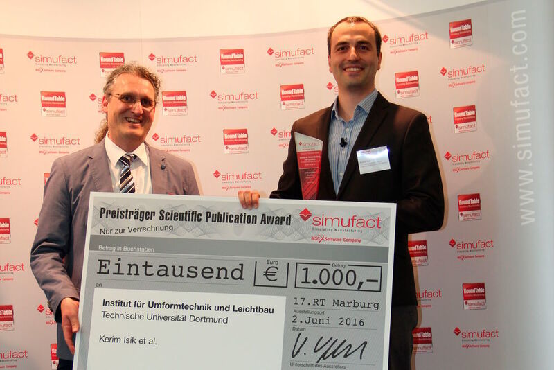 Der mit eintausend Euro dotierte „Scientific Publication Award“ ging an Kerim Isik (r.) von der Technischen Universität Dortmund. (Simufact)