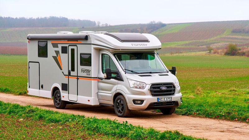 Der Forster T745 QF Vibe ist ein knapp siebeneinhalb Meter langer Teilintegrierter auf Ford-Transit-Basis. (Bild: Forster)