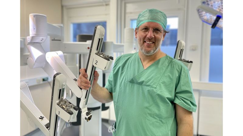 Prof. Dr. med. Christian Wülfing ist Chefarzt der Abteilung für Urologie in der Asklepios Klinik Altona in Hamburg, hier mit dem OP-Roboter Da Vinci.(Bild:  Asklepios)