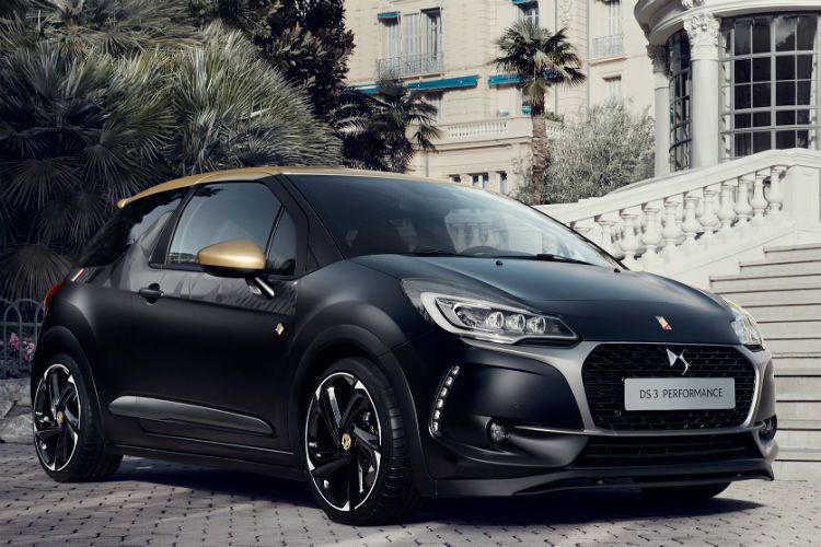 Mit Kick: 208 PS, 300 Nm Drehmoment, spezielles Doppelendrohr, Spurverbreiterung, 18-Zoll-Leichtmetallfelgen in Diamant-Schwarz und vordere Bremssättel in glänzendem Schwarz kennzeichnen den DS3 Performance. (Foto: DS)