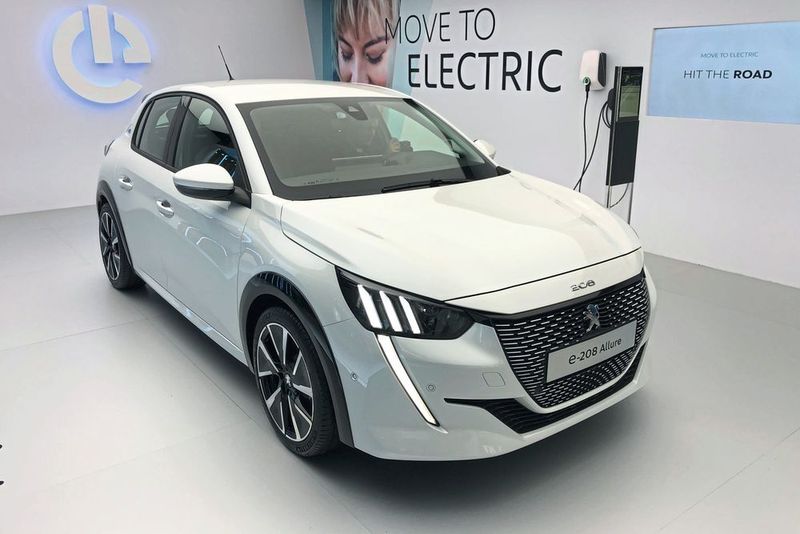 Peugeot präsentierte auf dem Genfer Salon 2019 den Peugeot 208 und seinen Zwillingsbruder E-208, hier im Bild. (SP-X/Michael Gebhardt)