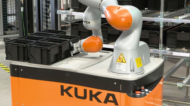 Bild 2: Der KMR iiwa beliefert automatisch den Robotermontage-Arbeitsplatz in der KR Quantec Zentralhandmontage mit Produktionsmaterial. (Bild: Kuka)