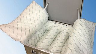 Geöffnete Kiste mit Gefahrgutzulassung für den sicheren Transport von Lithium-Ionen-Batterien und -Akkus.  (Zarges)