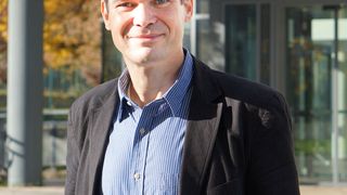 Der Chemieprofessor Dr. Harald Gröger von der Universität Bielefeld beschäftigt sich mit der Herstellung von Weichmachern aus nachwachsenden Rohstoffen. (Universität Bielefeld)