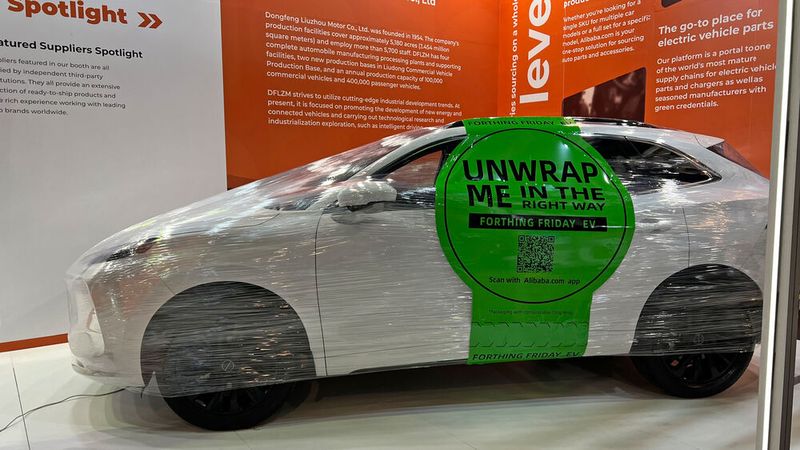 ... Neuzugänge aus Fernost wie Alibaba. Das Unternehmen stellt zum ersten Mal auf der Automechanika aus, hier mit einem E-Auto von Dongfeng Liuzhou Motor. Alibaba präsentiert sich als B2B-Einkaufsplattformen, die im Kfz-Ersatzteilmarkt großes Wachstumspotenzial sieht. (Bild: Alibaba.com)