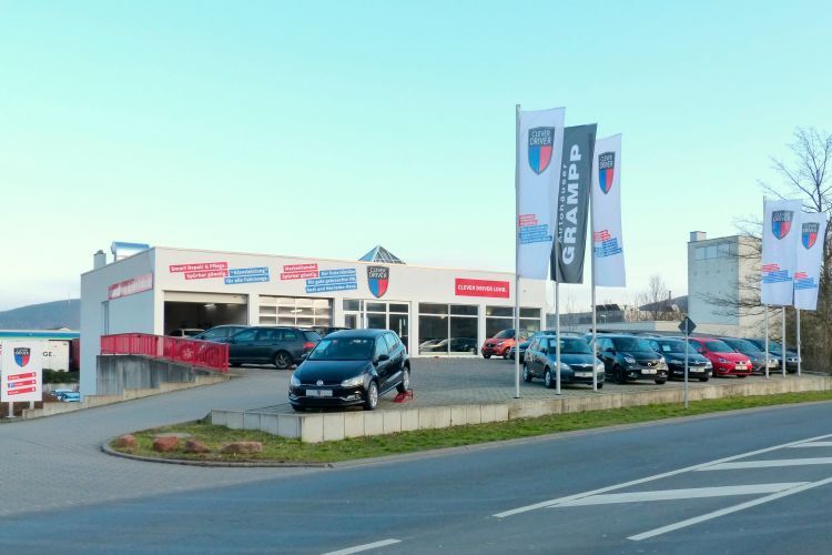 Der Betrieb ist in einem ehemaligen Toyota-Autohaus beheimatet. Grampp will sich im Vertrieb an dem Standort auf seine Kernmarken VW, Audi und Mercedes-Benz konzentrieren. (Foto: Grampp)