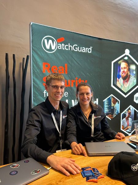 Bei Sicherheitslösungen konnten Jonas Spieckermann und Katja Dahl (beide Watchguard) weiterhelfen.  (Bild: Vogel IT-Medien)