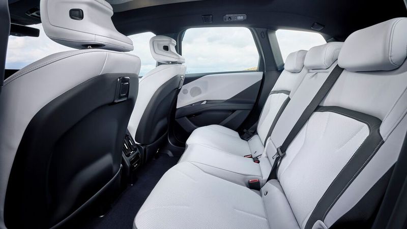 Zum Einstiegspreis von knapp 70.000 Euro gibt es eine relativ umfangreiche Ausstattung. (Bild: BMW)