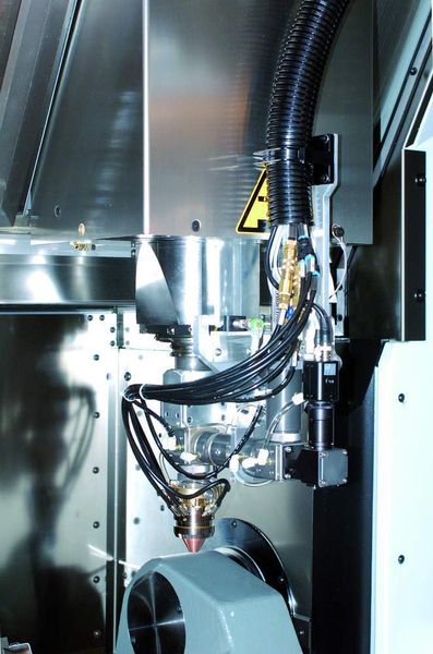 Bild 4: Die Bearbeitungseinheit für die Laserbearbeitung besteht aus Laseroptik und Koaxial-Pulverdüse. Eine zusätzliche Linearachse für die Optikführung ist nicht notwendig.Bilder: Fraunhofer IWS (Archiv: Vogel Business Media)