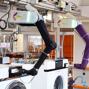Leichtbauroboter BioRob in der Qualitätssicherung beim Waschmaschinenhersteller V-ZUG.