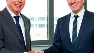 Dr. Florian Seidl, geschäftsführender Gesellschafter von Keller & Kalmbach, und Prof. Dr. Michael Henke, Institutsleiter am Fraunhofer-IML, (v.l.) wollen im Rahmen der „Fraunhofer-Enterprise-Labs“ zusammenarbeiten. (Markus Bormann Fotografie)