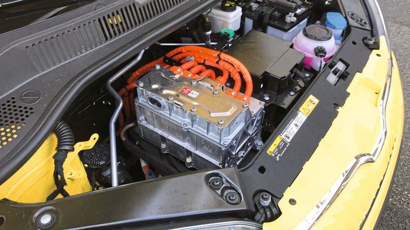 Der Blick in den Motorraum ergibt eine Kombination aus altbekannten Bauteilen wie Wischwasser und Bremsflüssigkeit … (Bild: Grimm/»kfz-betrieb«)