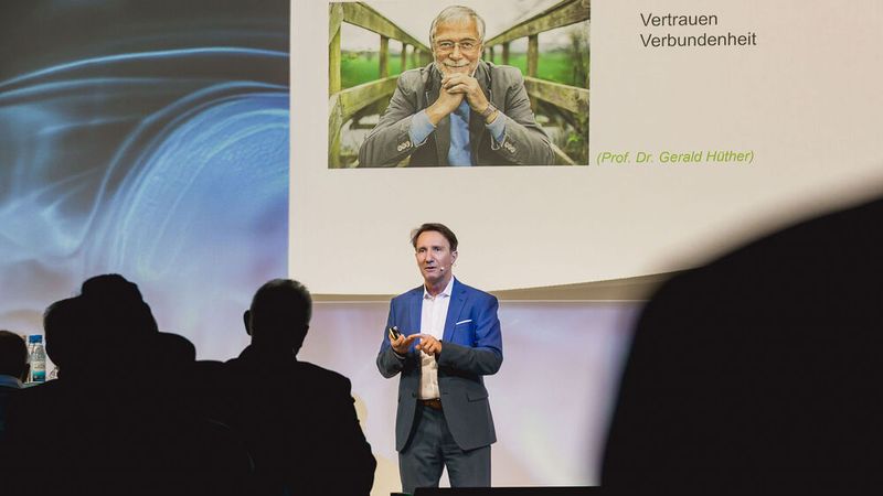 Coach Michael Hampel machte den Zuhörern deutlich, wie viel günstiger es ist, gut ausgebildete, langjährige Mitarbeiter zu halten. Die Alternative wäre, immer wieder nach neuen Mitarbeitern zu suchen, von denen – rein statistisch – ein Drittel ohnehin nach kurzer Zeit wieder das Unternehmen verlässt. (Bild: Stefan Bausewein)