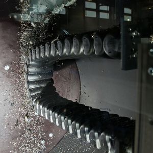 Simulationstest nah an der Realität: Das RX-Rohr schützt bewegte Leitungen vor Spänen.