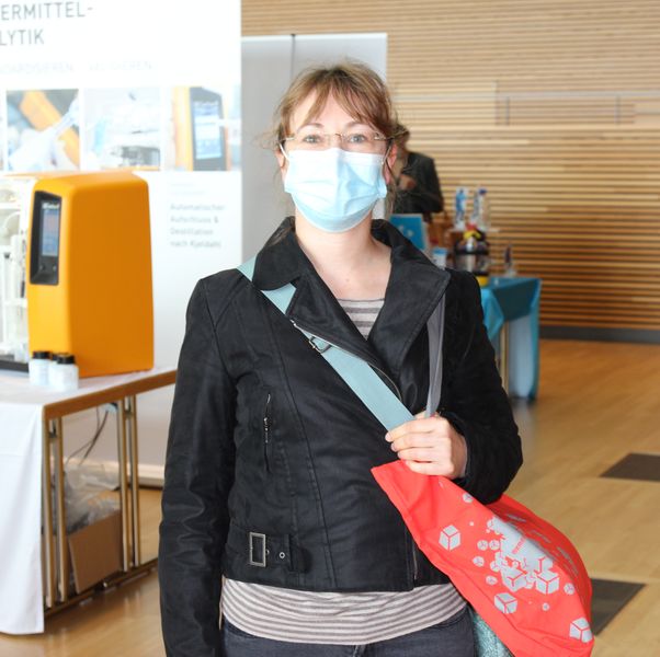 Besucherstimmen der LAB-SUPPLY Dresden 2021Christiane Grafe, GSK Dresden:  „Meine erste LAB-SUPPLY war so schön und informativ, dass ich gerne wiedergekommen bin. Ich war heute schon bei zwei Vorträgen und habe einiges mitgenommen, was ich im Labor verbessern kann. Außerdem habe ich jede Menge neue Geräte entdeckt, die mir bei meiner Laborarbeit helfen würden. Wunderbar ist, dass man ganz viele verschiedene Anbieter auf kleinem Raum hat und man sich einen Überblick verschaffen kann, was es Neues gibt am Markt.“ Weitere Infos zu den kommenden LAB-SUPPLY-Messen finden Sie auf www.lab-supply.info.    (LABORPRAXIS, C. Lüttmann)