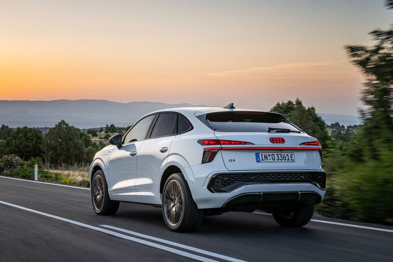 Wie bei Sportback-Varianten üblich, ist das Heck des Q3 angeschrägter als bei Q3 SUV. (Bild: Audi)