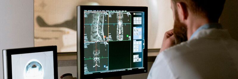 Ziel der Zusammenarbeit von Radiology Advanced und roclub ist es, dem MTR- und Radiologenengpass zu begegnen und Personal zu entlasten