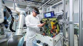 Die mit Augmented Reality (AR) angeleitete Wartung wird durch die im Continental-Werk in Tschechien jüngst eingeführte 5G-Netzwerktechnik jetzt auch möglich. So können einige Mitarbeiter von zuhause aus arbeiten und die Techniker dennoch unterstützen. (Bild: www.jakubhrab.com)