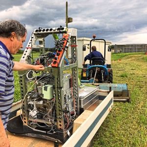 Forscher des MPI für Chemie und der Universität von Pisa installieren das PTR-MS für die Feldmessungen. 