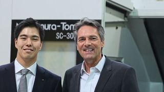 Im Bild Shogo Nakamura (Senior Executive Director Nakamura-Tome) und Jochen Nutz (CEO Walter Meier); S. Nakamura: «Mit der «TW20» haben wir voll die Schweizer Technologiebedürfnisse damals getroffen. Die «TW20» war der Beginn der Ära des Super-Multitasking.» (SMM)