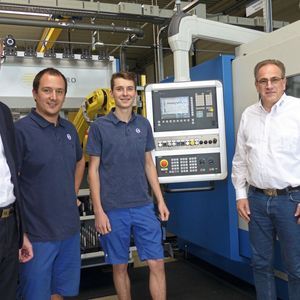 Patrick Schuka, Armin Schirmer, Jonas Zoll und Uwe Schröter (v. l.): „Wichtig ist, dass das System frühzeitig erkennt, wenn Gefahr in Verzug ist. Mit der Vervierfachung der Standzeiten ist so jetzt auch die vollautomatisierte Fertigung kein Problem mehr.“(Bild:  Uttec)
