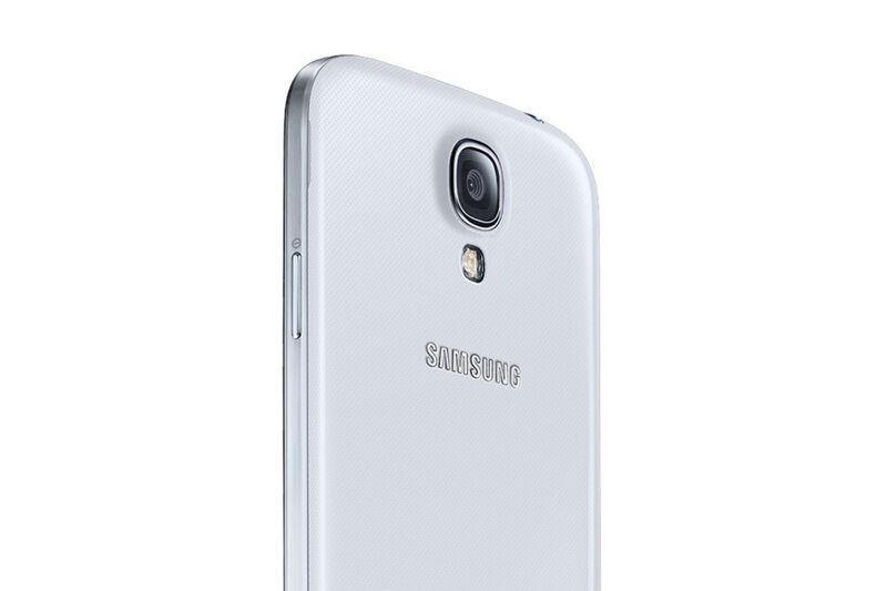 Die Hauptkamera auf der Rückseite des Galaxy S4  kommt mit 13 Megapixel daher, die Frontcam schafft gerade mal zwei Megapixel. Der Clou bei den Kameras ist, dass sie dank der „Dual Camera“-Funktion gleichzeitig genutzt werden können. (Samsung)