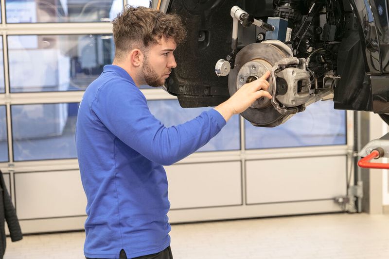 Leon Unzen aus Rheinland-Pfalz sucht hier die Ursache dafür, dass das Lenkrad bei der Fahrt vibriert. (Bild: Schmidt - VCG)