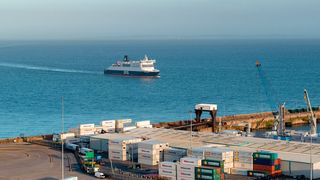 Nach dem Brexit ändern sich für Unternehmen einige rechtliche Dinge, etwa beim Warenhandel mit Großbritannien. Im Bild: Der Hafen in Dover. (Bild: Dover Port / Keith Yahl / CC BY 2.0)