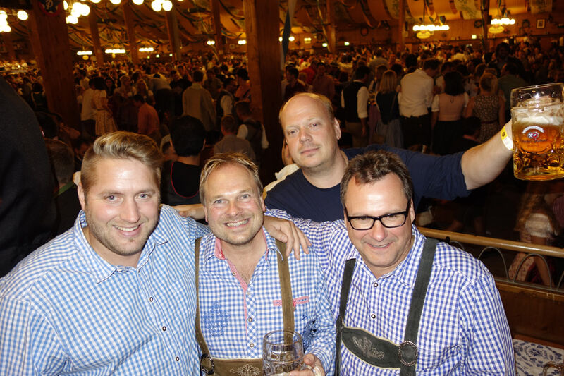 Nordlichter im Süden, das Fujitsu Team (v. l.) Florian Heinemann, Stefan Opitz, Thomas Dieckmann und Mirko Weindok, feiern in der Bräurosl. (Bild: IT-BUSINESS)