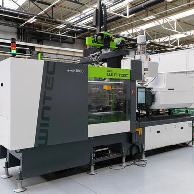 The complete solution consisting of the Wintec e-win 1800 and the new Viper 6 combines an injection molding machine and automation into a seamlessly integrated production cell. (Bild: Angels)
