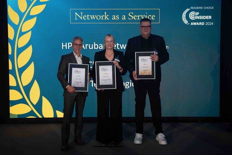 Die Gewinner in der Kategorie „Network as a Service“ sind Dell Technologies (Silber), vertreten durch Michael Rufer, HPE Aruba Networking (Platin), vertreten durch Romana Higgen, und Cloudflare (Gold), vertreten durch Stefan Henke. (Bild: Manuel Emme Fotografie)