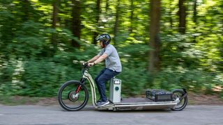 Das E-Cargo-Bike ist drei Meter lang und 170 Kilogramm schwer. An seiner Entwicklung war das Ulmer Institut für Mess-, Regel- und Mikrotechnik, das Institut für Fahrzeugkonzepte des Deutschen Zentrums für Luft- und Raumfahrt (DLR-FK) sowie die Biberacher Firma EMB-Elektromaschinenbau GmbH beteiligt.   (Bild: Elvira Eberhardt / Uni Ulm)