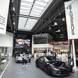 Im neuen Porsche-Zentrum Regensburg finden Besucher ein modulares Raumkonzept vor, wie es das Konzept Destination Porsche vorgibt.(Bild:  Jepsen-Autogruppe)