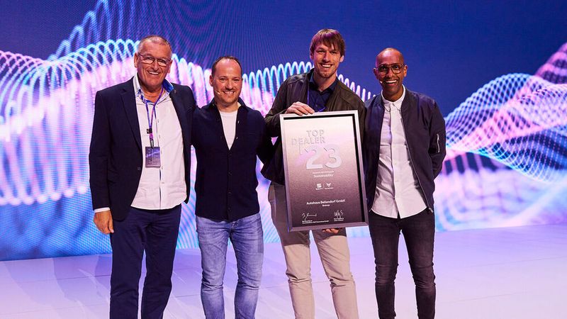 Den Preis überreichte Wout Van Parys, Leiter Finanzen von Seat (2. v.l.). (Bild: Seat Deutschland/Fulda Photography)