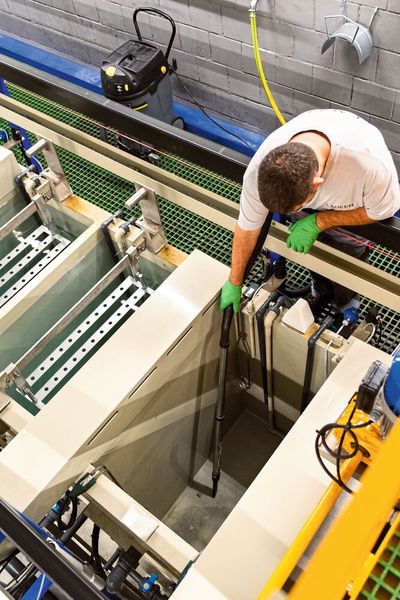 Die polierten Gussteile werden vor der Beschichtung gründlich gereinigt und entfettet. Dazu kommen sie in ein mit chemischen Zusätzen versehenes Wasserbad. Die Wannen müssen periodisch komplett abgelassen werden, die Restflüssigkeit nimmt ein Kärcher NT 611 Eco K Nass-/Trockensauger auf.  (Bild: MomentiMedia)