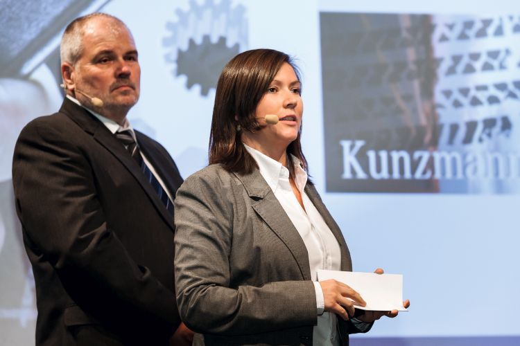Rebekka Pfaff und Stefan Kreß von der Robert Kunzmann GmbH & Co. KG berichteten über interessante Bausteine ihres erfolgreichen Servicekonzepts für Nutzfahrzeuge. (Foto: Stefan Bausewein)