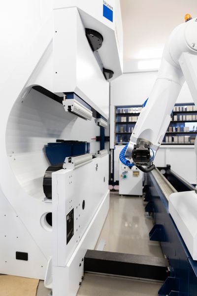 Direkt neben der OVH-Halle biegt und schneidet die Firma Aixmetal, unter anderem die Server-Bleche von OVH. Die Wege sind kurz; es gibt ein Tor zum Nachbarn.  (Aixmetal)