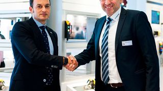 Die Schmersal Gruppe und Satech Safety Technology sind eine weltweite Vertriebspartnerschaft eingegangen (v.l.): Xavier Garcia, CEO bei Satech Safety Technology, und Oscar Arias, Chief Sales Officer der Schmersal Gruppe (Bild: Schmersal)