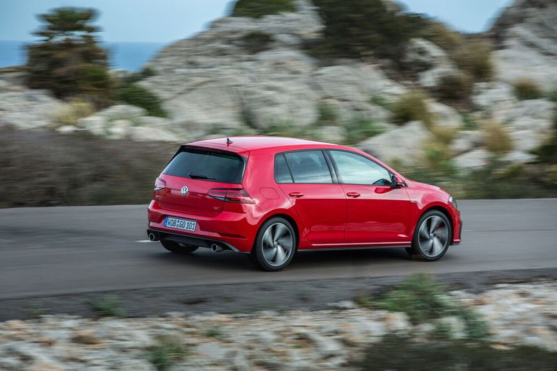 Der Preis für den GTI beträgt mindestens 29.975 Euro, als Performance-Version 32.475 Euro. Geballte Fahrdynamik im „R“ kostet mindestens 40.675 Euro oder 44.800 Euro für den zugehörigen Variant. Für den GTE und den e-Golf werden 36.900 Euro fällig, beziehungsweise 35.900 Euro, um rein elektrisch zu fahren. (Bild: Volkswagen)