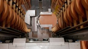 Die Käselaibe werden automatisiert vom Pflegeroboter aus dem Regal geholt und gepflegt. (Bild: Eberle)