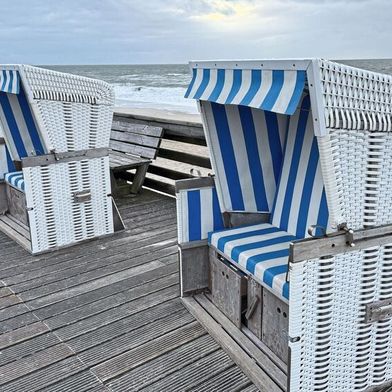 Ob die Temperaturen für die Teilnehmer der Herbstakademie der Junioren auf Sylt einen Plausch im Strandkorb zulassen, ist fraglich. Doch die Gelegenheit für gemeinsame und inspirierende Strandspaziergänge gibt es fast immer. (Bild: Wolfgang Michel – VCG)